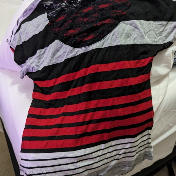 2 shirts priced as together - Picture 4 of 6